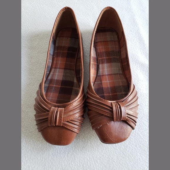 2 for $20 - Bare Traps Black Flats and Brown Flats - Picture 5 of 7